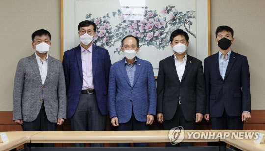 24일 오후 서울 중구 은행회관에서 열린 비상 거시경제금융회의에서 경제·금융수장 '완전체'가 모였다. 왼쪽부터 최상목 대통령비서실 경제수석, 이창용 한국은행 총재, 추경호 경제부총리, 김주현 금융위원장, 이복현 금융감독원장. 연합뉴스